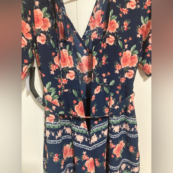 Francesca’s Trixxi Coral & Navy Blue Rose Floral Romper Size Medium - Picture 14 of 16
